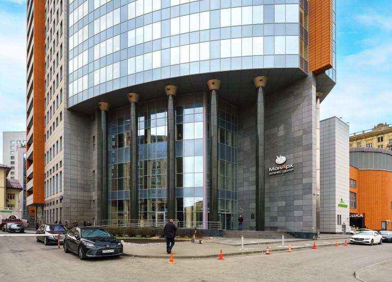 Монарх Центр: Вид входной группы снаружи