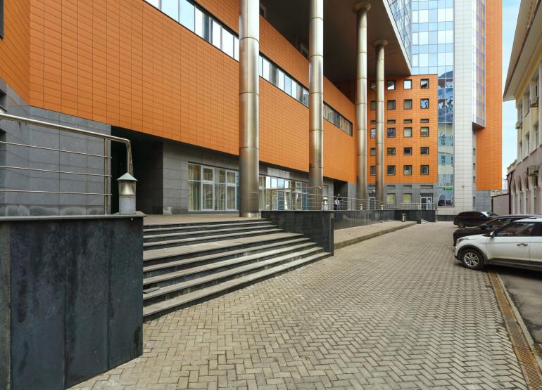 Монарх Центр: Вид входной группы снаружи